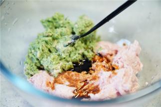 将二款食材混合在一起，加入少许的酱油细盐及色拉油。