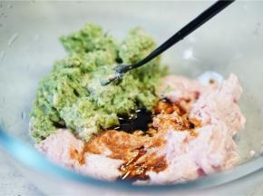 将二款食材混合在一起，加入少许的酱油细盐及色拉油。