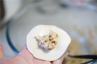 拌好后再包在面皮里面。
