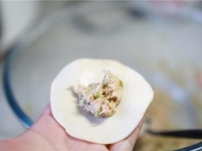 拌好后再包在面皮里面。
