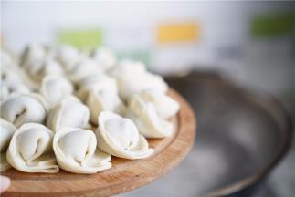 锅里加水煮开，将包好的馄饨下锅煮至断生。