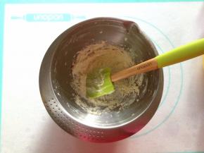 软化的黄油中加入糖粉，打发至颜色变浅体积膨大