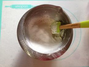 将过筛的低筋面粉筛入打发好的黄油中