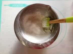 将过筛的低筋面粉筛入打发好的黄油中