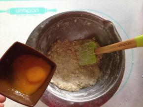 用手充抓捏，让面粉与黄油混合成絮状，加入蛋黄并合成光滑的面团