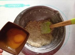 用手充抓捏，让面粉与黄油混合成絮状，加入蛋黄并合成光滑的面团