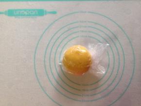 将面团装入保鲜袋中，放入冰箱冷藏30分钟让面团松弛