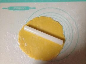 取出松弛好的面团，用擀面杖擀成0.5cm厚的派皮