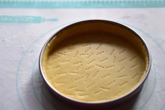 移入派盘中，并用叉子戳上小洞（防止派皮底部鼓起）