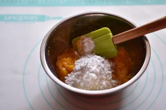 将打好的南瓜泥中加入糖粉、玉米淀粉、奶粉搅拌均匀