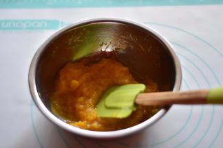 将烤熟的南瓜压成泥（当然你有料理机打碎更好更细腻）