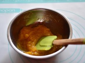 将烤熟的南瓜压成泥（当然你有料理机打碎更好更细腻）