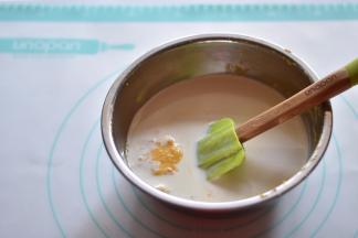 加入淡奶油、鸡蛋用手动打蛋器混合搅拌均匀