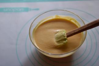 将做好的南瓜馅料过筛一下（液体更为细腻顺滑）