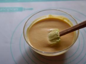 将做好的南瓜馅料过筛一下（液体更为细腻顺滑）