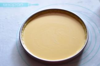 将做好的南瓜馅倒入派皮中，9分满即可