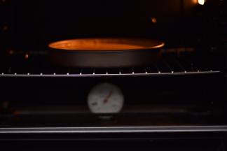 烤箱预热200度，上下火中层，180度烤10分钟，转150度再烤30分钟即可