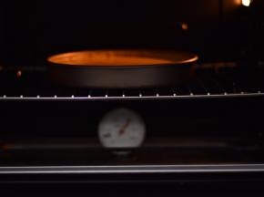 烤箱预热200度，上下火中层，180度烤10分钟，转150度再烤30分钟即可