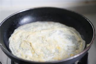 再煎一份蛋皮切丝备用。