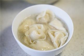 将煮好的馄饨连汤一并打在碗里。