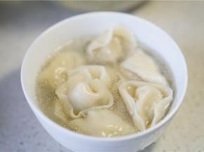 将煮好的馄饨连汤一并打在碗里。