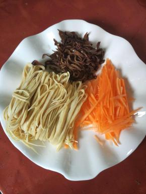 全部食材切丝备用