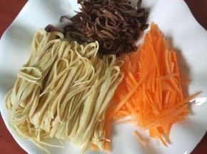 全部食材切丝备用