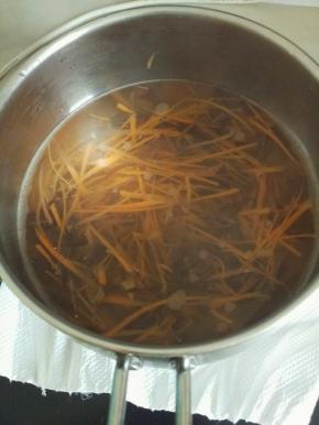 锅里烧水，先下胡萝卜木耳焯熟，捞起备用