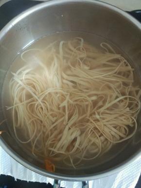 接着倒入千张焯熟