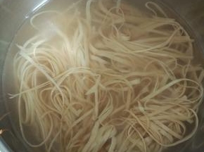 接着倒入千张焯熟