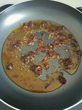 热锅下油，倒入香菇酱翻炒片刻