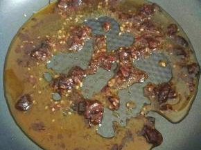 热锅下油，倒入香菇酱翻炒片刻