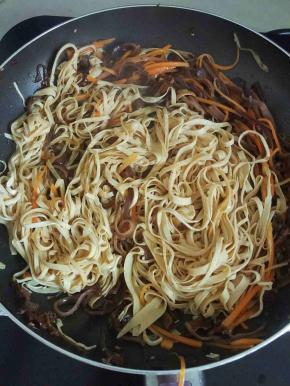 倒入焯熟的胡萝卜木耳，千张翻炒均匀