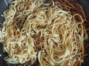 倒入焯熟的胡萝卜木耳，千张翻炒均匀