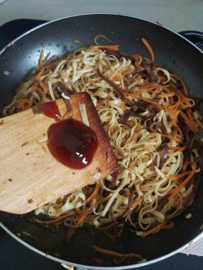 加入1勺蚝油翻炒均匀