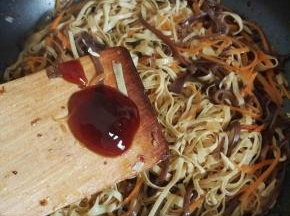 加入1勺蚝油翻炒均匀