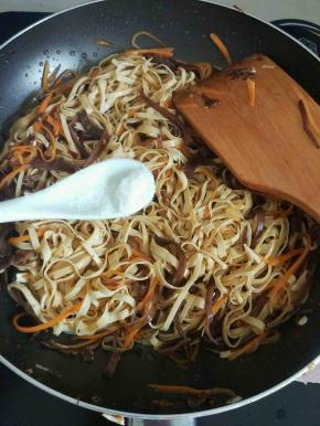 加入适量盐调味，翻炒均匀起锅