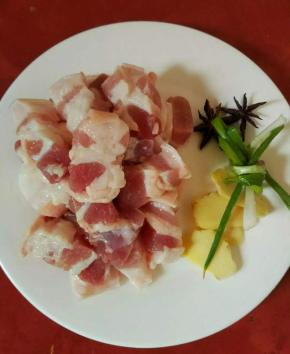 五花肉洗干净，刮去猪毛，姜切片，葱八角洗干净备用