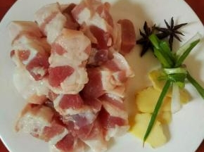 五花肉洗干净，刮去猪毛，姜切片，葱八角洗干净备用