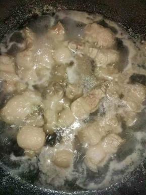 煮出血沫，捞起备用