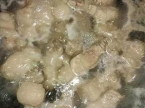 煮出血沫，捞起备用