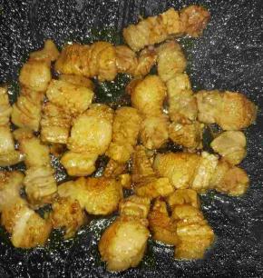 倒入焯好的五花肉裹上糖色