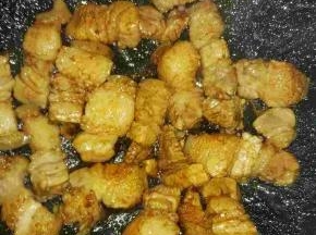 倒入焯好的五花肉裹上糖色