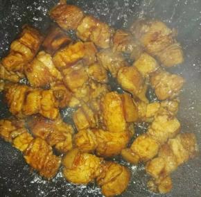 加入生抽，蚝油，老抽，料酒翻炒均匀