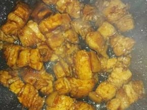 加入生抽，蚝油，老抽，料酒翻炒均匀