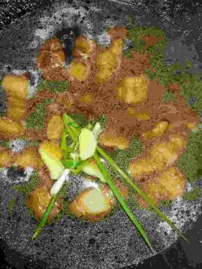 倒入没过五花肉的开水，放入姜，葱，八角