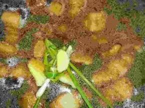 倒入没过五花肉的开水，放入姜，葱，八角