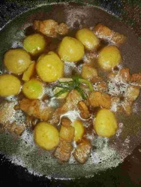 煮开后放入小土豆一起，中火炖煮30分钟左右，中途水干可以再加点，最后加盐调味，大火收汁