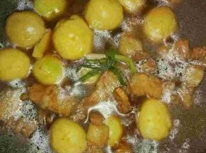 煮开后放入小土豆一起，中火炖煮30分钟左右，中途水干可以再加点，最后加盐调味，大火收汁