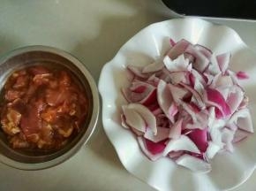 肉切薄片，加入半匙糖，一勺酱油，淀粉，油腌制，洋葱切片